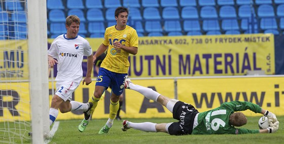 MÁM! Branká Ostravy Luká Krbeek chytá mí ped teplickým útoníkem Ajdinem