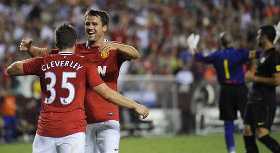 Tom Cleverley (zády) a Michael Owen z Manchesteru United se radují z gólu v
