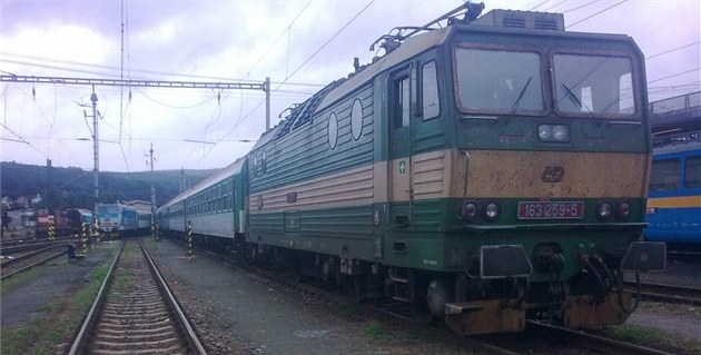 Dv� vlakové soupravy se na nádra�í v D��ín� srazily p�i posunování minutu p�ed