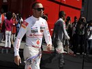PICHÁZÍ HVZDA. Lewis Hamilton pichází do box ped zaátkem tetího tréninku