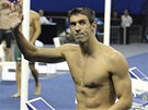SUVERÉN. Michael Phelps mává divákm po vítzství v závod na 100 m motýlek.