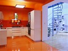 Z barevn výrazné kuchyn a jídelny pejdete do barevn poklidné obývací ásti.
