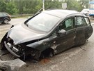 Jeden ze dvou voz, které se srazily v pátek veer v Ostrav-Nové Vsi. Auta