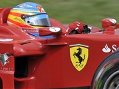 Jezdec Ferrari Fernando Alonso na trati kvalifkace Velk ceny Maarska.