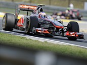 Jenson Button na McLarenu projd tra kvalifikace Velk ceny Maarska, ve