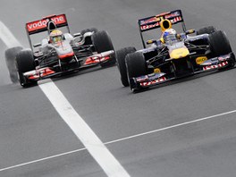 Lewis Hamilton (vlevo) to na Sebastiana Vettela.