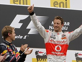 POTLESK PRO VÍTZE. Jenson Button ovládl Velkou cenu Maarska. Tleská mu