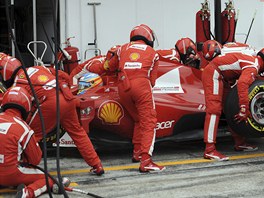 Fernando Alonso v péi mechanik Ferrari.