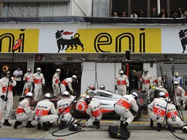 Tým McLaren Mercedes dává do poádku vz Jensona Buttona.