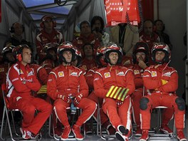 Mechanici týmu Ferrari sledují Velkou cenu Maarska.