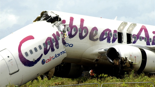 Letadlo Caribbean Airlines se po pistání v Guyan rozlomilo na dv ásti. (30.