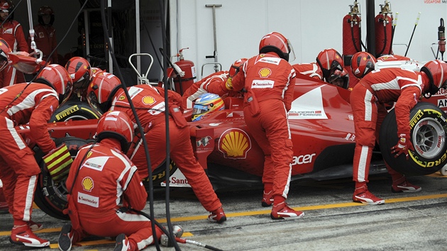 Fernando Alonso v péi mechanik Ferrari.