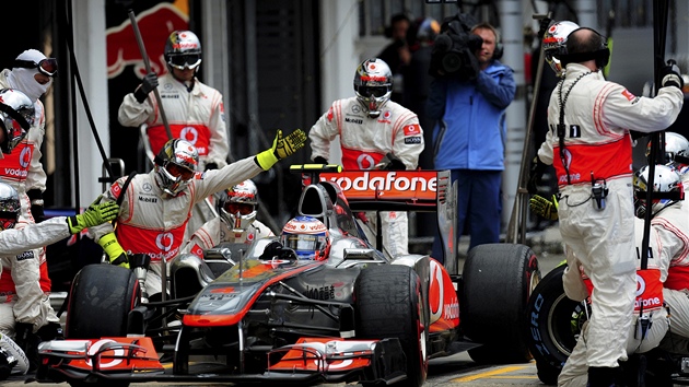HODN TSTÍ. Tým mechanik McLaren Mercedes vypoutí na tra Jensona Buttona.