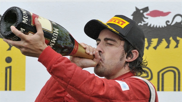 PÍPITEK ZA TETÍ MÍSTO. Fernando Alonso z Ferrari.