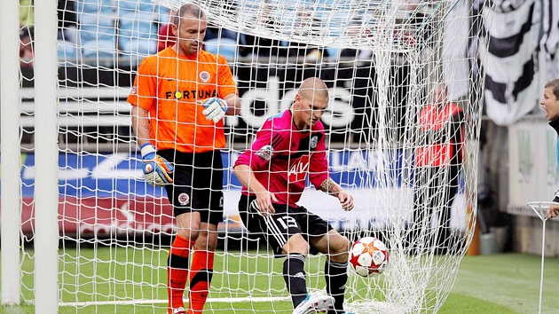 Jaromí Blaek (vlevo) práv dostal gól, pro mí rychle pispchal Zdenk