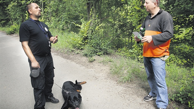 len ostrahy pedává lidem letáky, pro do Trojmezí nemohou.