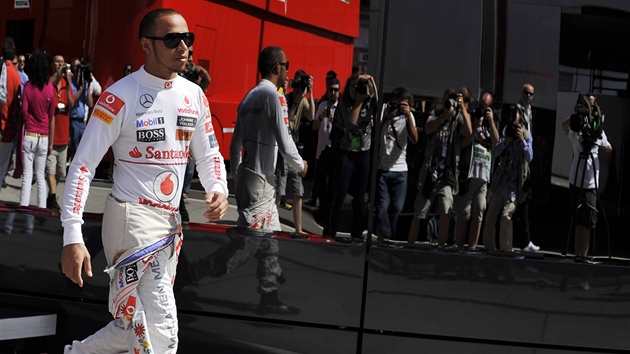 PICHÁZÍ HVZDA. Lewis Hamilton pichází do box ped zaátkem tetího tréninku