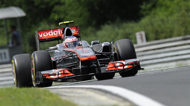 Jenson Button s McLarenem bhem tetího tréninku ped Velkou cenou Maarska.