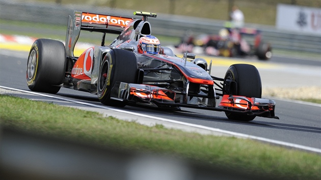 Jenson Button na McLarenu projídí tra kvalifikace Velké ceny Maarska, ve
