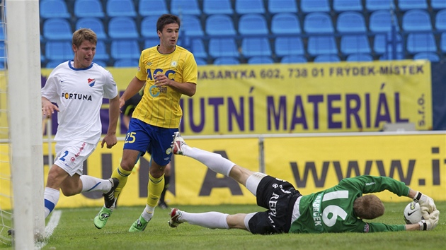 MÁM! Branká Ostravy Luká Krbeek chytá mí ped teplickým útoníkem Ajdinem