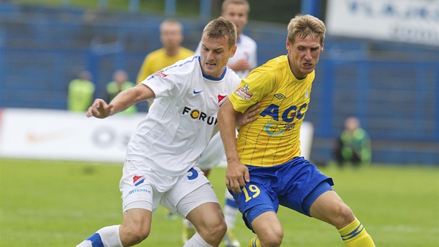 P�ETLA�OVANÁ. Ostravský Radim �ezník (vlevo) se sna�í t�lem odstavit od mí�e