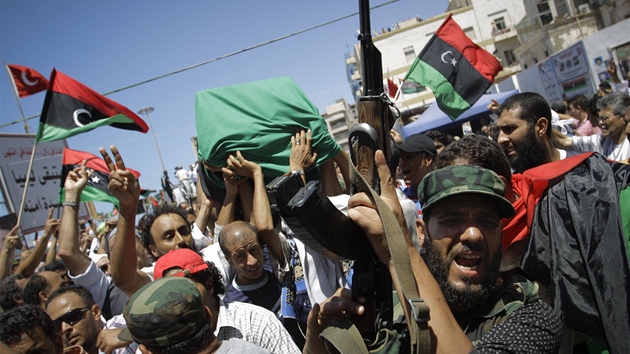 Poheb libyjského povstaleckého velitele Júnise (29. ervence 2011)