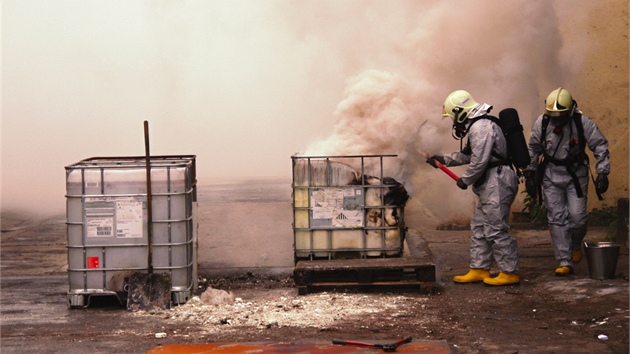 Zásah hasi v prostjovské prmyslové zón. Do tisícilitrového sudu se suchým
