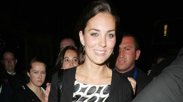 Stejn model mla Kate Middletonov, kdy si se sestrou Pippou vyly do ulic nonho Londna. Bavily se v nonm klubu Boujis (18. kvtna 2007).