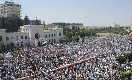 Demonstrace proti syrskému prezidentovi Baáru Asadovi ve mst Hamá (19.