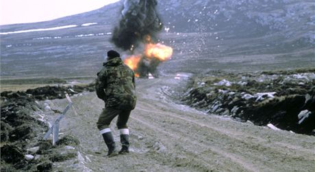 Válka o Falklandy, 1982. Britský pyrotechnik znekoduje argentinské miny. 