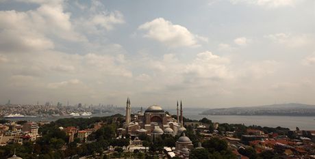 Istanbul. Pohled na meitu Hagia Sofia a Bospor.