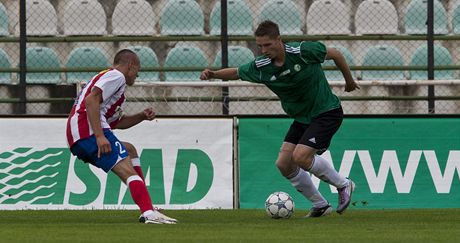 Brnnské obran zatápí Siarhei Rusetski (vpravo) z Mostu.