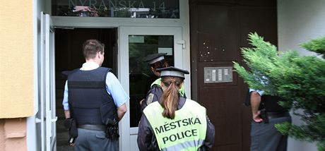 Policie vyetuje stelbu na chodb paneláku v Plzni-Bolevci.