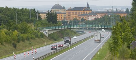 Sráka tí vozidel dopoledne zkomplikovala dopravu na klatovském pivadi ped Plzní.