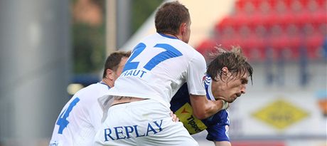 Ostravtí fotbalisté (v bílém) sice bojovali, vechny body vak zstaly v Olomouci.