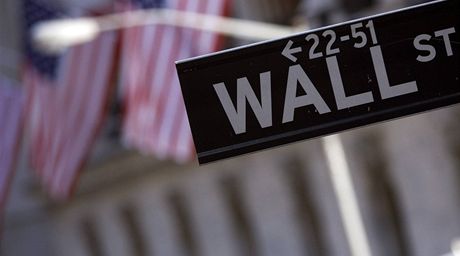 Wall Street, jak jej historicky známe, koní, píe Jan vejnar. Z pti investiních bank, které tvoily jádro této slavné ulice New Yorku, zbývají jen dva velikáni.