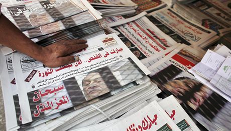Titulní stránky egyptského tisku se vnovaly Mubarakov soudu. (4. srpna 2011)