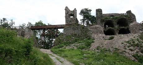 Zícenina hradu Zubtejn leí na protáhlém kopci (682 m n. m.) nad vsí Pivonice...