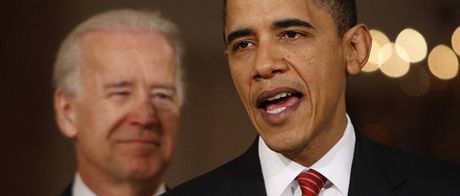 Americký prezident Barack Obama s viceprezidentem Joe Bidenem bhem projevu