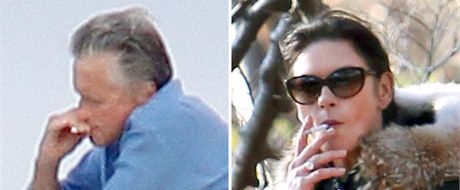Michael Douglas a jeho ena Catherine Zeta-Jonesová poád holdují kouení