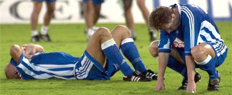 Zklamaní fotbalisté Slavie po odvetném zápasu tetího pedkola Ligy mistr, ve kterém podlehli ukrajinskému achtaru Donck 0:2. (22. srpna 2000)