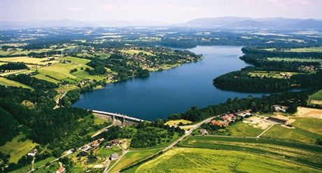 Pehrada ermanice na Frýdecko-Místecku, v pozadí Beskydy