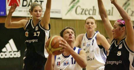 Adéla Neásková (zcela vpravo) jet v dresu Tábora brání Janu Stejskalovou (v