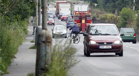 zk a zarostl cyklostezka svd kolae k vjdn na silnici.