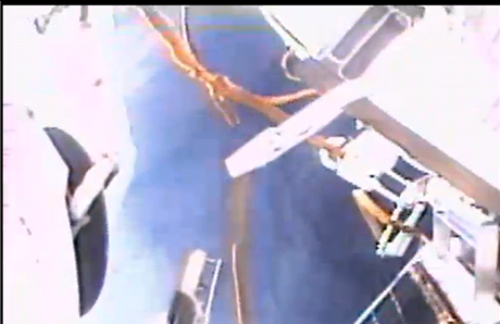 Píprava ARISSat-1 k vyputní z pohledu kosmonaut. Satelit je erná "krabice"