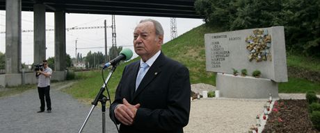 Akademick socha Miroslav Rybika pi odhalen pomnku na pamtku zemelch