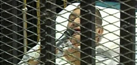 Husní Mubarak hovoí pi procesu do mikrofonu a odmítá obvinní prokurátor (3....