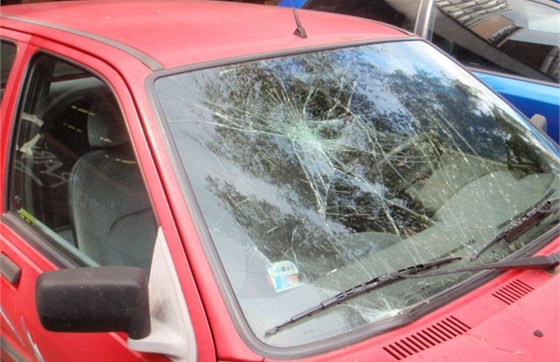 Muž kočárkem rozbil přední sklo auta a přední kapotu.