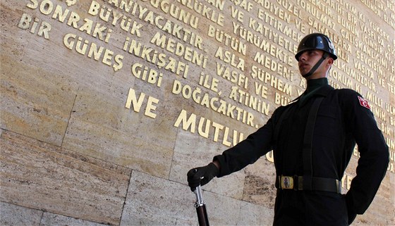 estná strá ped mauzoleem Mustafy Kemala Atatürka v Ankae (1. srpna 2011)