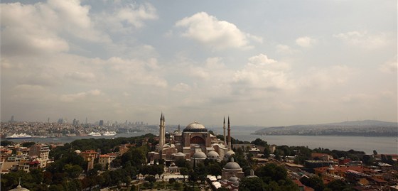 Istanbul. Pohled na meitu Hagia Sofia a Bospor.